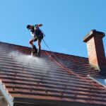 Visokotlačno čiščenje strehe – varno odstranjevanje umazanije in bioloških oblog