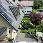 Pranje sončne elektrarne na strehi stanovanjske hiše