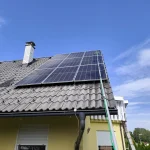 Čiščenje sončne elektrarne s tal brez hoje po strehi