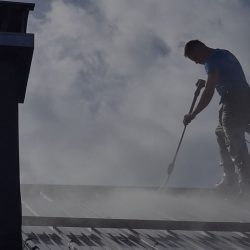 Profesionalno čiščenje strehe – odstranitev mahu, alg in umazanije