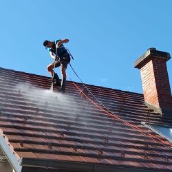 Visokotlačno čiščenje strehe – varno odstranjevanje umazanije in bioloških oblog